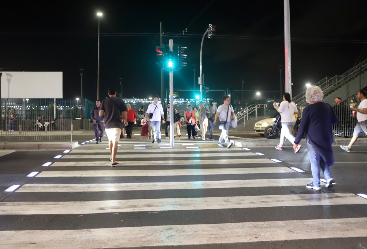 Συνεχίζεται η αναβάθμιση και o εκσυγχρονισμός του οδικού δικτύου, από την Περιφέρεια Αττικής – Επίβλεψη από τον Περιφερειάρχη Αττικής των εργασιών της «έξυπνης» διάβασης πεζών στο Λιμάνι του Πειραιά appurl.io/aJrZJHjVQ-