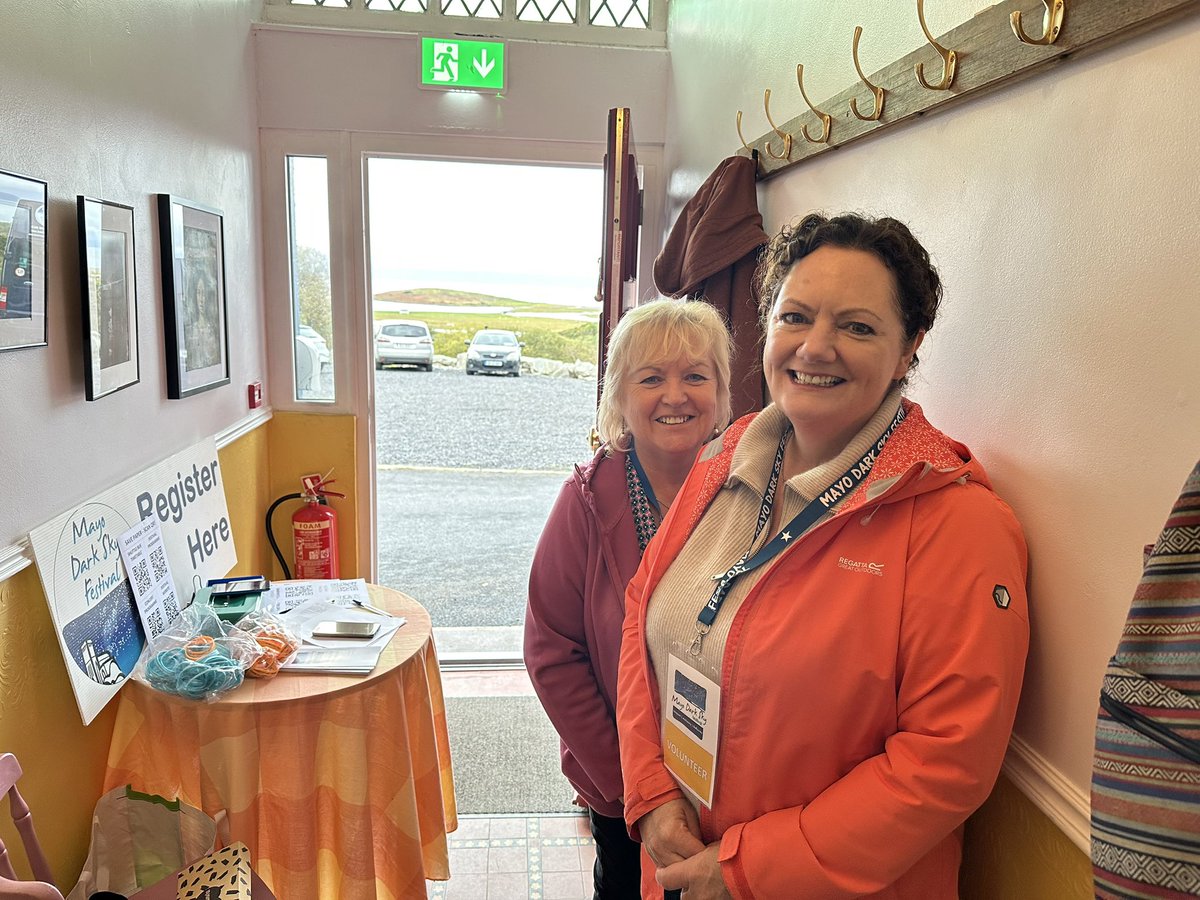 @KeremAsfuroglu kicks off the programme in Mulranny for #mayodarkskyfestival ably MC’d by @MulliganMarina and hosted by Carol and Nuala from Mulranny Community!