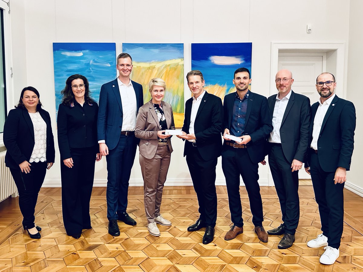 HyprosHealth's tweet photo. 🚀 We are proud to have presented a smart zone sensor project together with our partner @Google at the State Chancellery of Mecklenburg-Western Pomerania.

Groundbreaking work in the fields of #BigData and Artificial Intelligence (#AI) for practical solutions in healthcare 🏥 https://t.co/pdkn4oDFFc