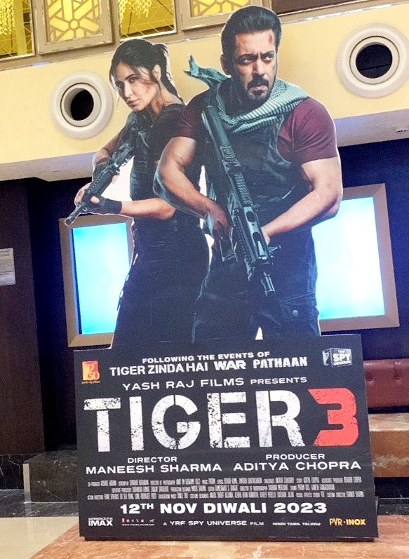 surajit_ghosh2's tweet photo. Tiger 3 cutout spotted at the theatre.
Grab your tickets now
#SalmanKhan #Tiger3 #Tiger3Diwali2023 #YRFSpyUniverse
#8DaysToTiger3 #Tiger3FirstDayFirstShow https://t.co/4GzPuph2uK