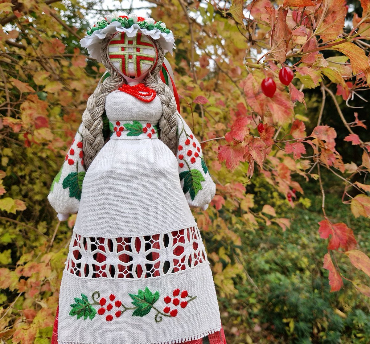 JCSvenning's tweet photo. Warm thanks to EcoMotanka for this wonderful hand-made Ukrainian #motanka doll (in #viburnum/#kalyna theme), a traditional talisman of prosperity, goodness & hope 🇺🇦 Check her shop https://t.co/WjvRlrCA0K 🍁 #Ukraine #culture https://t.co/BNYMjNp4iN