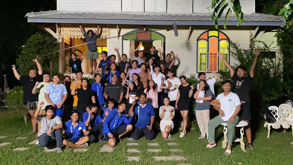 brightrpp_'s tweet photo. จบไปแล้วสำหรับซีรีส์ที่ไบร์ทรักมากๆ ไบร์ทอยากจะขอขอบคุณผู้ที่มีส่วนเกี่ยวข้องทุกๆคน ขอบคุณพี่ตี๋ @teesinta พี่บอส @Bossser_ และ @yyds_ent ที่ทำให้หอมกลิ่นความรัก เกิดขึ้นมาได้ถึงจะยากลำบากก็ตาม 😂 ขอบคุณทีมงาน @DeeHupHouse ทุกคนเลยที่ทำงานอย่างหนัก และคอยซัพพอร์ต���ุกๆ��ย่างตลอดการทำงาน ขอบคุณ my best partner @cnonkul ที่เต็มที่และตั้งใจกับทุกๆซีน และทำให้เราสบายใจในการทำงานมาก เป็นพ่อจอมขวัญได้อย่างไม่มีที่ติ ขอบคุณนักแสดงทุกๆคนในเรื่อง ที่ร่วมกันทำให้หอมกลิ่นความรักออกมาได้อย่างสมบูรณ์แบบ เป็นกองที่สนุกมากกกๆๆ ขอบคุณพี่ฝน @violet_rainyy ที่เขียนนิยายหอมกลิ่นความรักขึ้นมาให้ทุกคนได้รู้จักและมาเป็นซีรีส์ในวันนี้ ขอบคุณ @hubsub_official ที่ซัพพอร์ตไบ���์ทตลอดมา สุดท้ายนี้ไบร์ทดีใจและรู้สึกเป็นเกียรติที่ได้ร่วมงานกับทุกๆคนทุกๆฝ่ายเลยคับ รัก 🤍 #หอมกลิ่นความรัก #ifeelyoulingerintheair