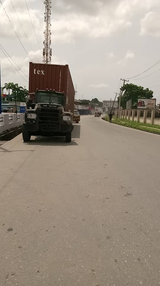 followlastma's tweet photo. [12:31PM] #Osoloway #BreakdownReport 

A broken container laden truck with tyre related problem is currently static at Osolo-way, around Conoil filling station. Though, this development has only a paltry effect on traffic at this hour. https://t.co/lR4VdNFHCb