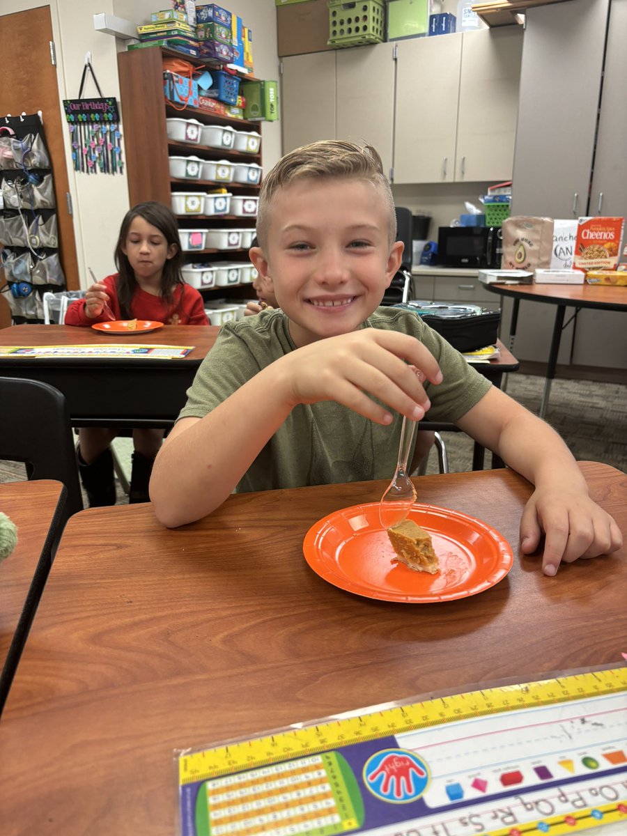 linke79's tweet photo. We added a new lesson to our annual “Pumpkin Day” festivities that fit in with our social studies unit. We ate a piece of pumpkin pie and learned how that big orange squash travels from farm to table. We created a pumpkin sequence book to show what we learned! @arborridgek8 https://t.co/8vZNvnwnm4