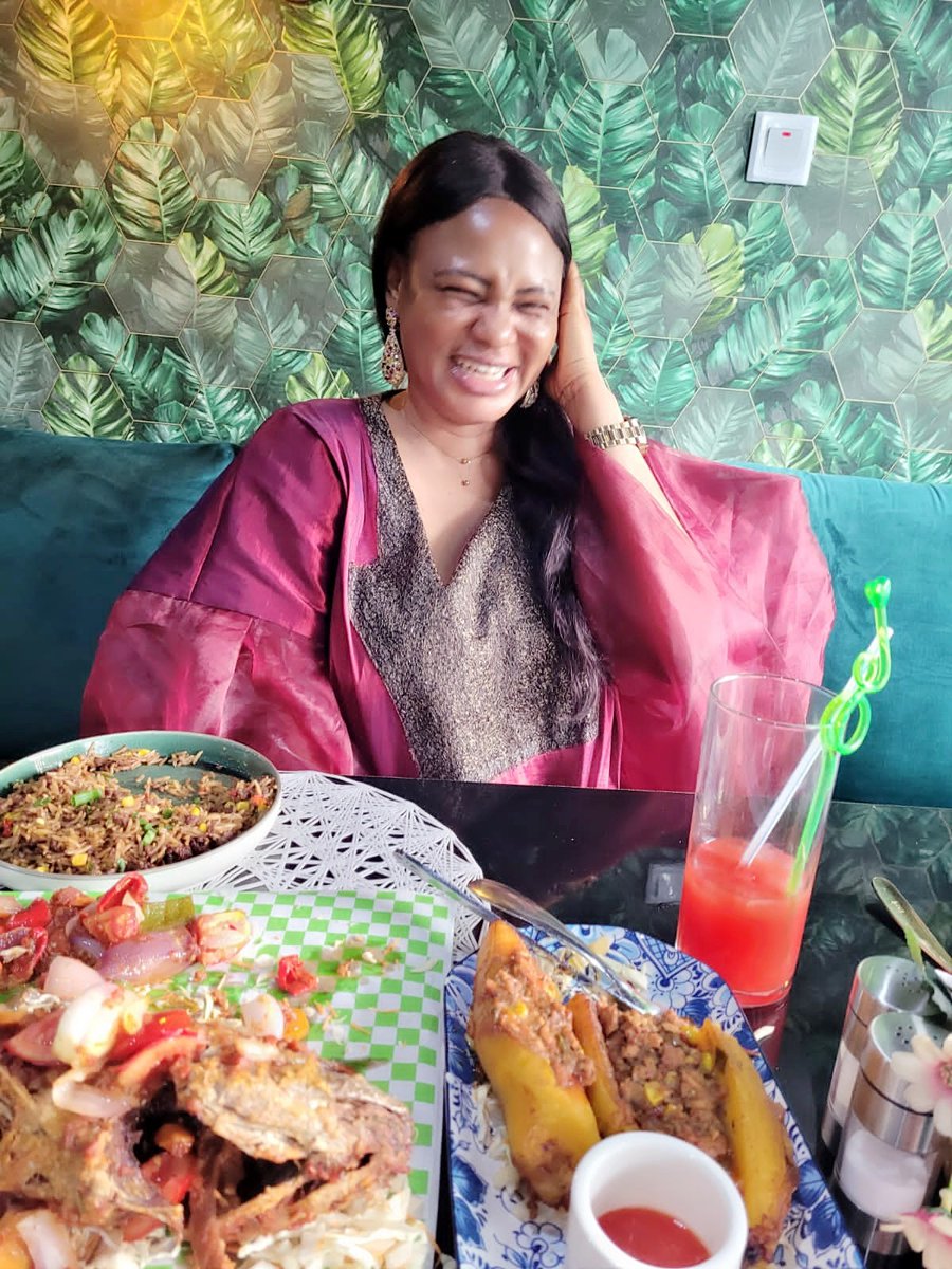 @LaCibo_ng @UjuAmaeshi @FlamesLagos This was me at @FlamesLagos in January. What do you mean by, it's the worst restaurant in Nigeria? I had the best reception and food that day OOOÓO.