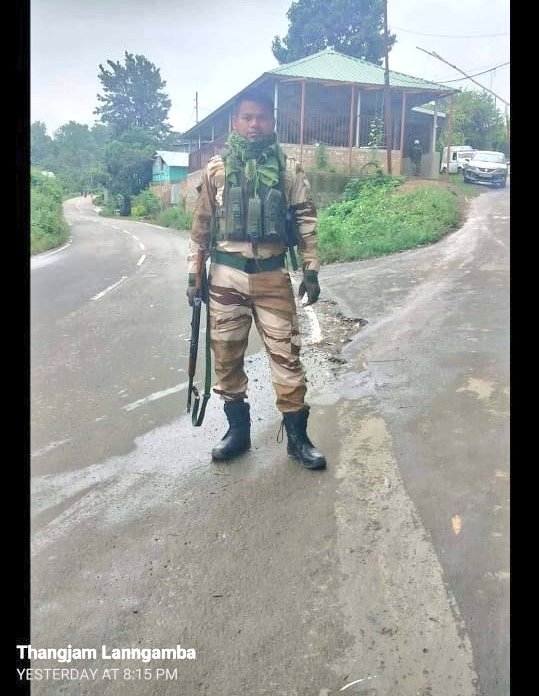 KukiMinjoy's tweet photo. #Manipur state has drastically changed after a violent breakup. Many Valley people had joined #manipurCommandos without proper document verification. No recruitment has been conducted since the start of violence.
Photo: Chicken seller from Moreh is seen with commando camouflage. https://t.co/dPk0p91ndv