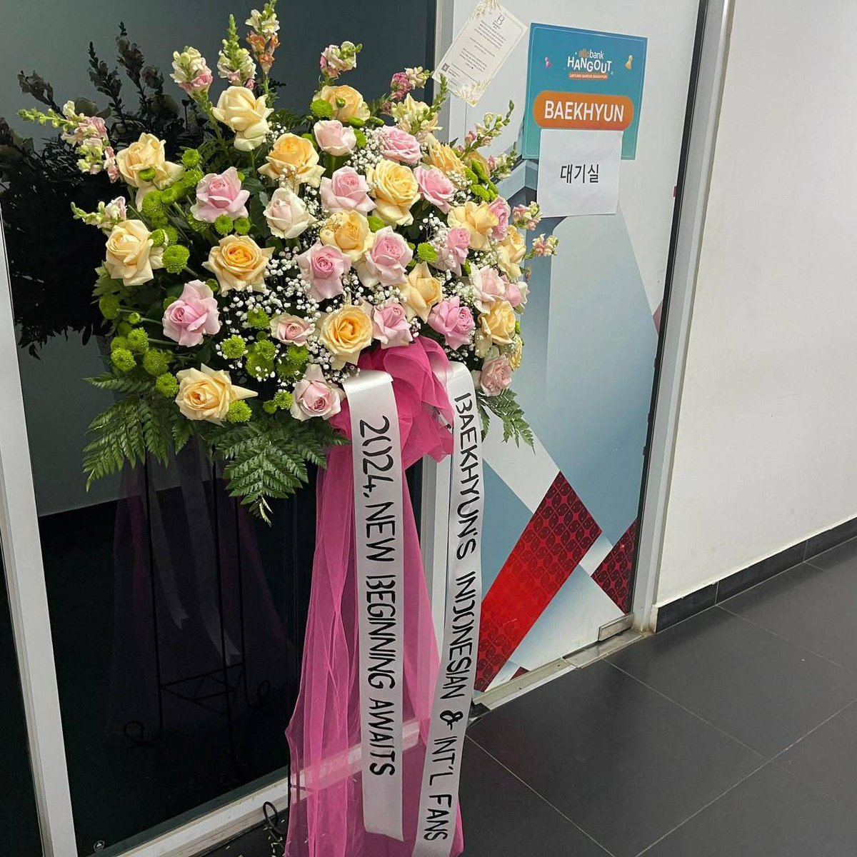 [NOTICE] ALLOBANK FANMEET SUPPORT PART 4 “2024, new beginning awaits!” A celebratory flower stand was prepared for Baekhyun with an important greeting and letter from Indonesian and international fans. #백현 #BAEKHYUN @B_hundred_Hyun