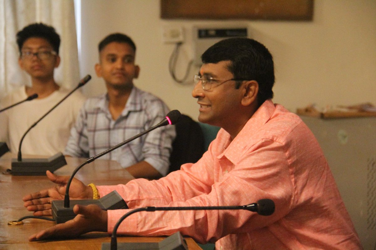 gsdsnewdelhi's tweet photo. Director GSDS, Dr. Jwala Prasad conducted an #orientation_programme for the students of Kirori Mal College who visited #Gandhi Darshan on November 4, 2023. The interactive session saw fruitful discussion amongst the students. https://t.co/6PPN3yXYuC