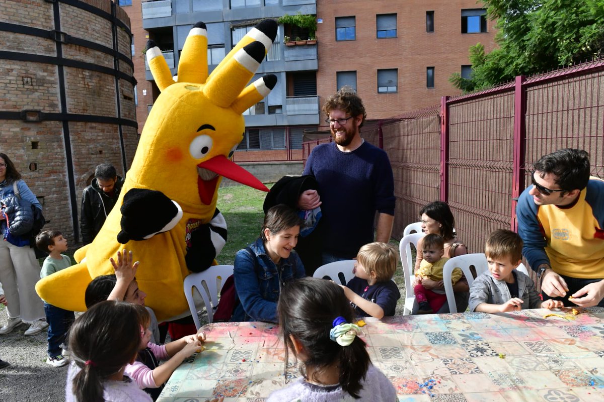 ajesplugues's tweet photo. La 4a edició de #FangFest, organitzat per @MuseusEsplugues i Espai de les Arts, reuneix aquest matí a La Rajoleta nombroses famílies per gaudir d'experiències per fomentar la creativitat d'infants amb ceràmica: fer girar el torn, formes amb fang de colors, pintar amb spray... https://t.co/xVz3yLb0rJ