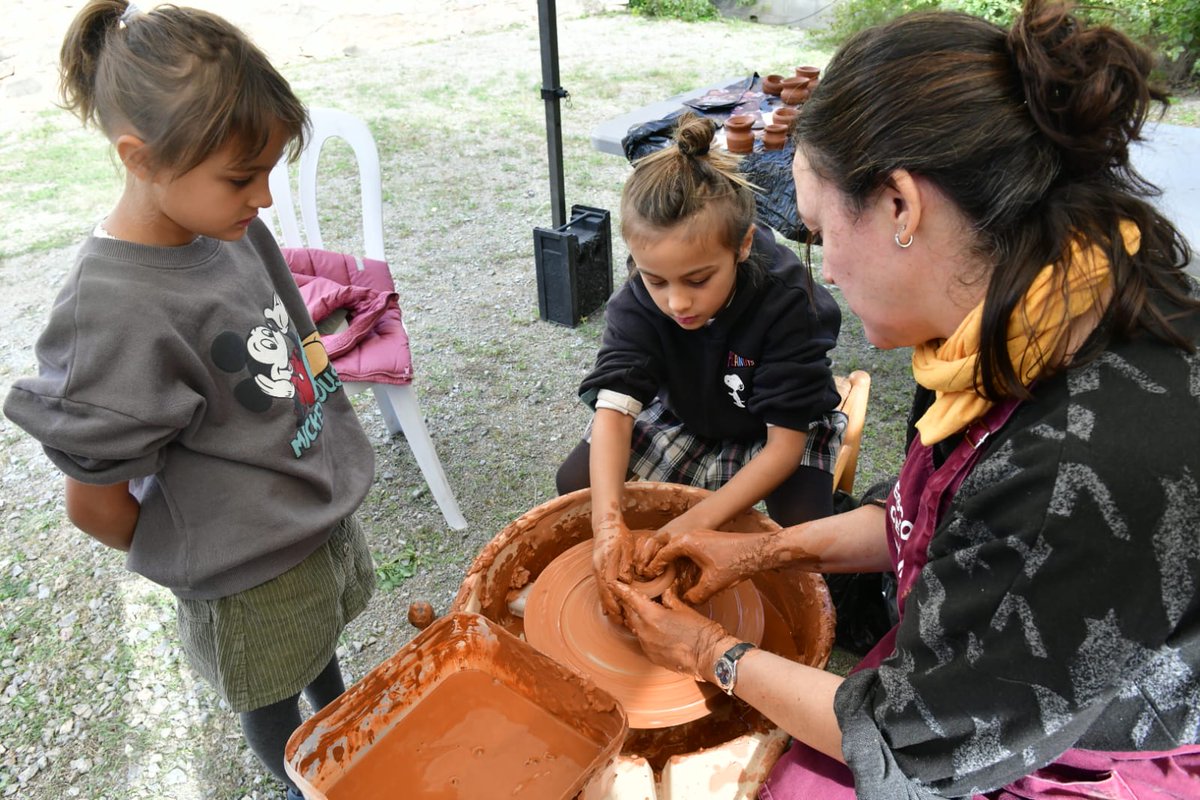 ajesplugues's tweet photo. La 4a edició de #FangFest, organitzat per @MuseusEsplugues i Espai de les Arts, reuneix aquest matí a La Rajoleta nombroses famílies per gaudir d'experiències per fomentar la creativitat d'infants amb ceràmica: fer girar el torn, formes amb fang de colors, pintar amb spray... https://t.co/xVz3yLb0rJ