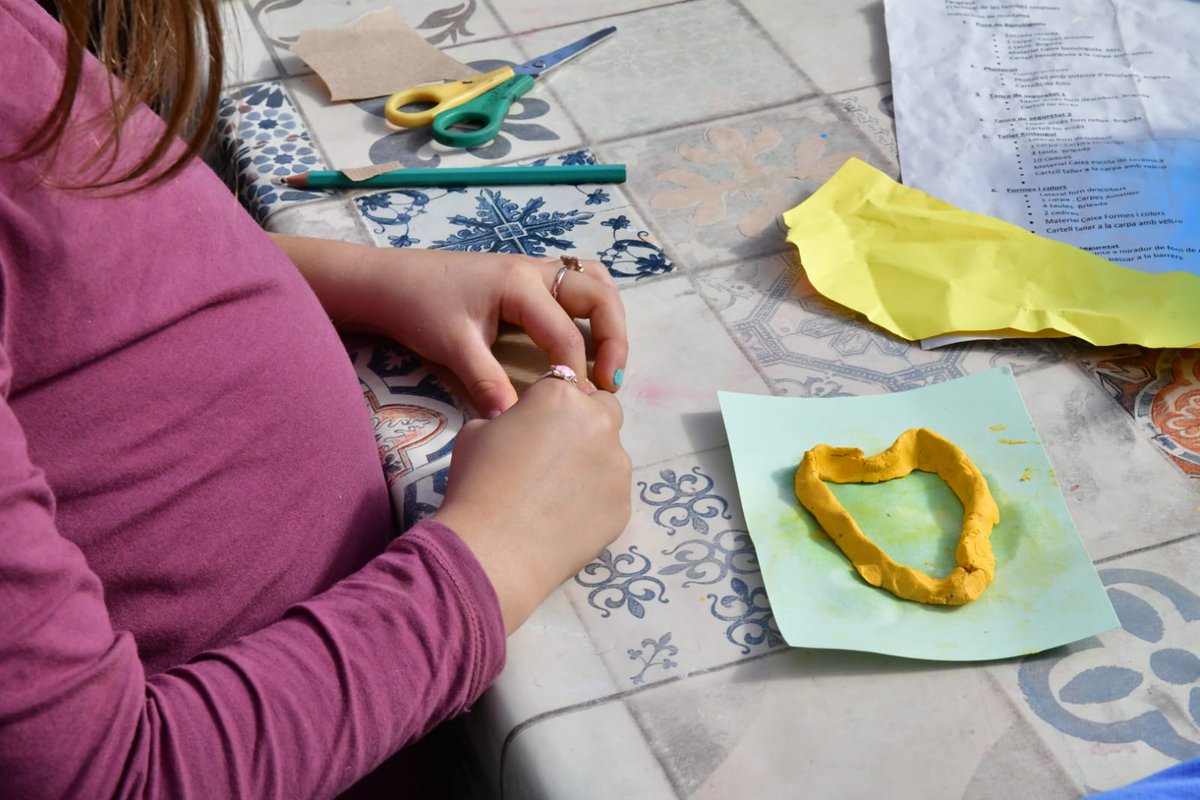 ajesplugues's tweet photo. La 4a edició de #FangFest, organitzat per @MuseusEsplugues i Espai de les Arts, reuneix aquest matí a La Rajoleta nombroses famílies per gaudir d'experiències per fomentar la creativitat d'infants amb ceràmica: fer girar el torn, formes amb fang de colors, pintar amb spray... https://t.co/xVz3yLb0rJ