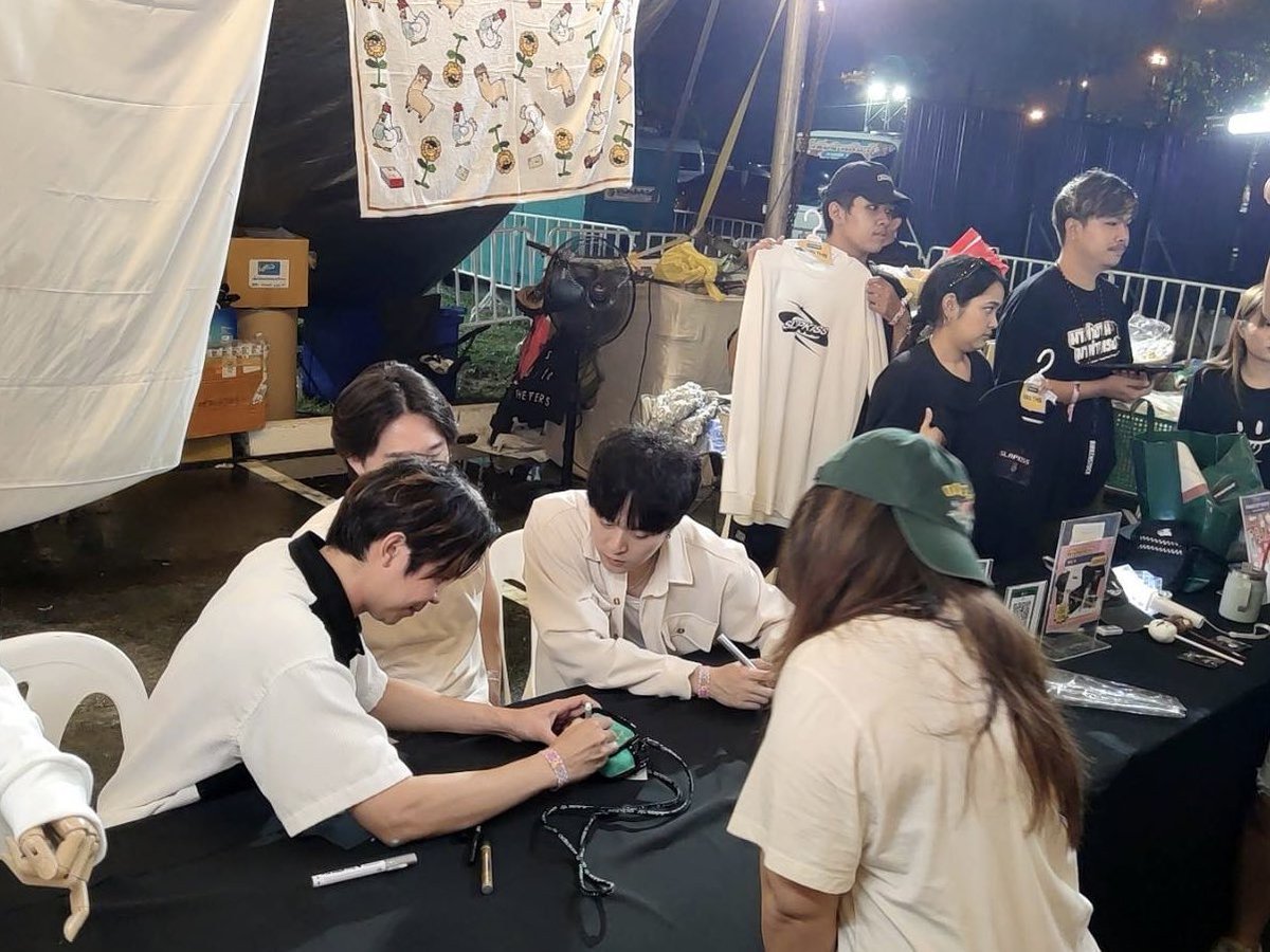 LOVEiS_ent's tweet photo. 3 หนุ่ม @SlapkissO อยู่ที่บูธตอนนี้เลยน้าา
"LOVEiS BOOTH C25, C26" 💙 มาเจอกัน!
#Slapkiss #Sleepcat #cateXpo https://t.co/J1ftvEUL8T