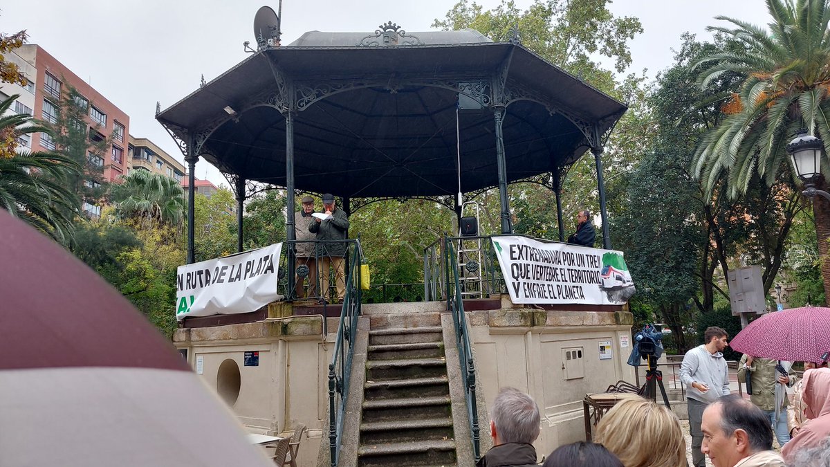 alcantaragrados's tweet photo. Cáceres Viva apoya los actos de reivindicación del Tren Vía de la Plata. La presencia institucional ha sido alta en un acto convocado por la sociedad civil. Esperemos esta unión haga frente al fuerte desequilibrio en infraestructuras ferroviarias que sufrimos. 
El Oeste existe. https://t.co/4hvnwUCgoh