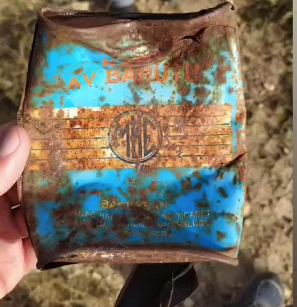 alican06berber's tweet image. Yıldız Dağı mevzilerinde bulduğumuz, Kurtuluş dizisi çekimlerinden kalma MKE barut kutuları 😇

Buyurunuz @MSuleymanDuman 👋🏻🇹🇷