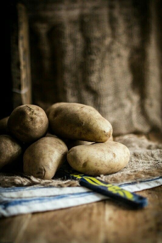 'มันฝรั่ง.. ผมเคยชอบมันมากๆ ตอนนี้ก็ยังชอบอยู่'

เขาหยิบหัวมันขึ้นมา ถึงผิวมันจะดูสะอาดสะอ้าน แต่เราก็รู้ดีว่าในดินมันไม่น่าไว้วางใจ

สำหรับพันธุ์พืชที่มีรากเลื้อย คดไปมา มันอาจจะดูดซึมอะไรที่มากกว่าสารอาหาร อย่างเชื้อร้ายของพวกผีดิบ

อันตรายเกินกว่าที่จะเสี่ยง

#NotAliveOPLA