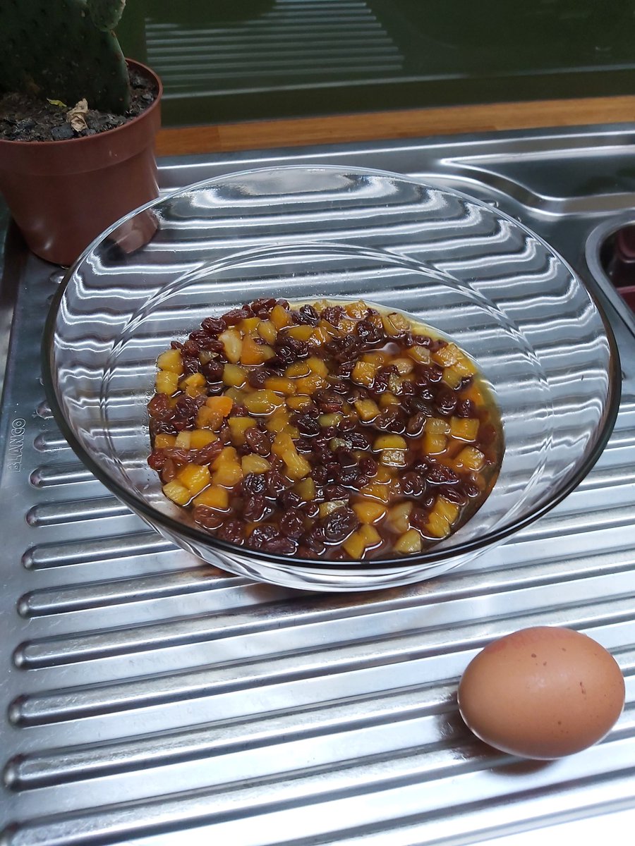 kamfinsa's tweet image. A few days ago @Culinaryireland posted about bracks (barm or barn), and @Caccabus's Dublin Tea Cake recipe reminded me of my mother's #ApricotTeaBread. So I found Mum's recipe and made it; it's delicious, and such an evocative smell while baking. #WeekendBaking