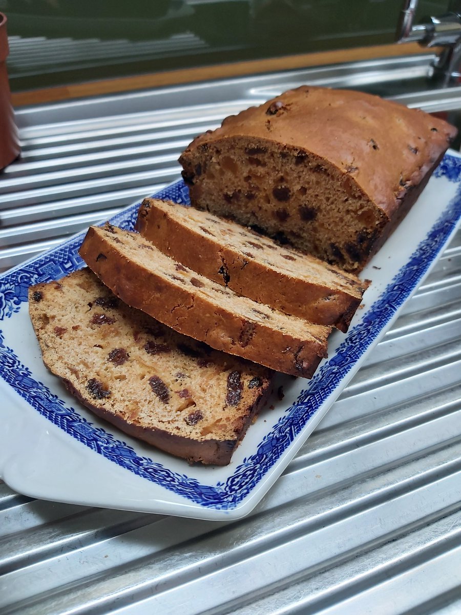 kamfinsa's tweet image. A few days ago @Culinaryireland posted about bracks (barm or barn), and @Caccabus's Dublin Tea Cake recipe reminded me of my mother's #ApricotTeaBread. So I found Mum's recipe and made it; it's delicious, and such an evocative smell while baking. #WeekendBaking