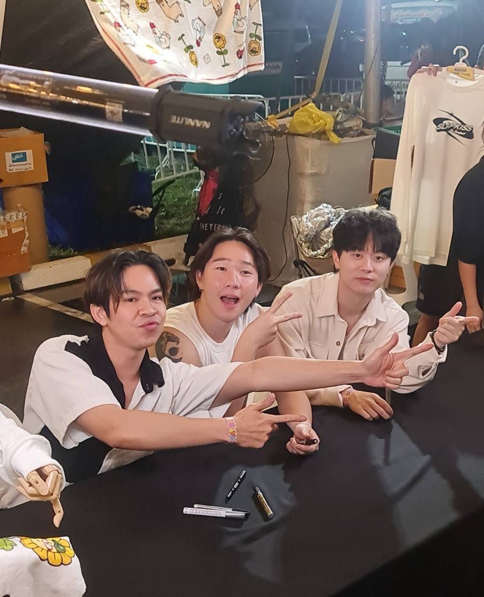 LOVEiS_ent's tweet photo. มาเจอ 3 หนุ่มมาเซ็นเสื้อจ้าา มีถ่ายรูปด้วยกันด้วยน้าา ใครยังไม่มีเสื้อ cf มี่หน้าบูธด่วนจ้าาา 🫶🏻✨ #Slapkiss #Sleepcat #cateXpo https://t.co/XSseGI8tKI