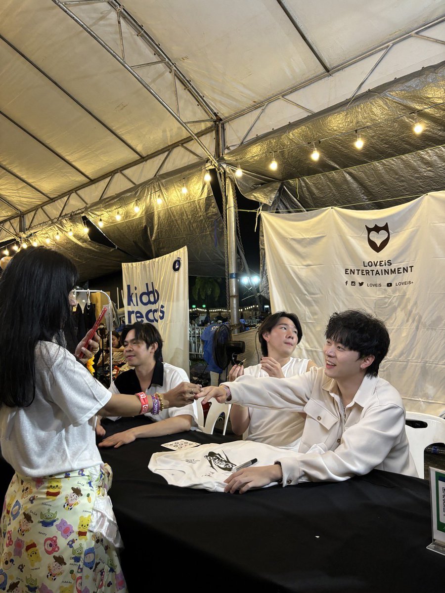 LOVEiS_ent's tweet photo. มาเจอ 3 หนุ่มมาเซ็นเสื้อจ้าา มีถ่ายรูปด้วยกันด้วยน้าา ใครยังไม่มีเสื้อ cf มี่หน้าบูธด่วนจ้าาา 🫶🏻✨ #Slapkiss #Sleepcat #cateXpo https://t.co/XSseGI8tKI