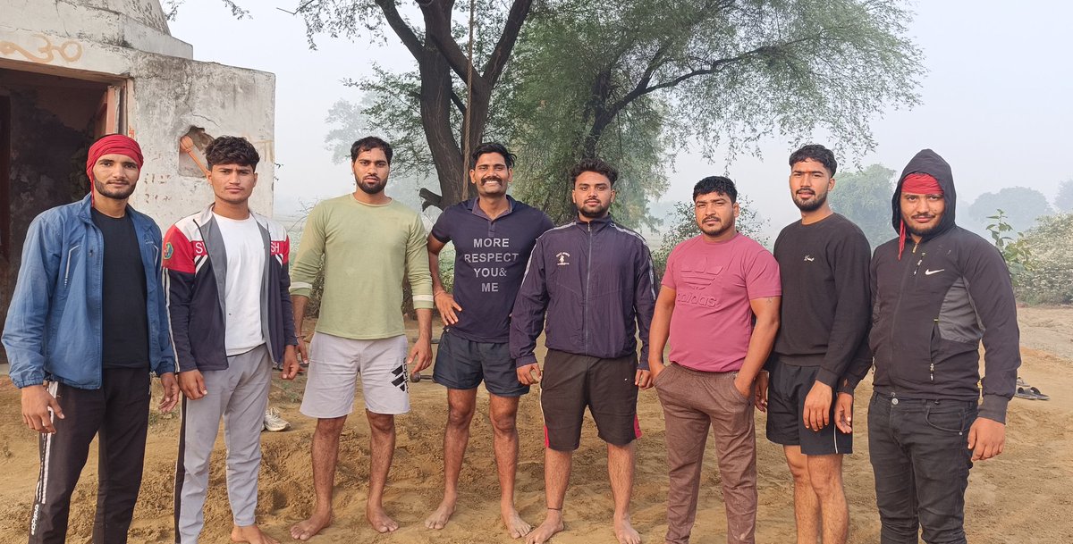 yogy1947's tweet photo. Day-52 #Hard75Challenge !!
आज अपने गांम के अखाड़े पर फुल बॉडी एक्सरसाइज की जिसमें हमने #WeightTrainning की उसके बाद छोटे भाई का #birthday था फिर #celebration के लिए खोया का जुगाड़ किया...
माता -पिता का आशीर्वाद और राम का नाम लेकर लेकर हम ड्यूटी के लिए रवाना हो गए!! https://t.co/trBUaEwQ5I