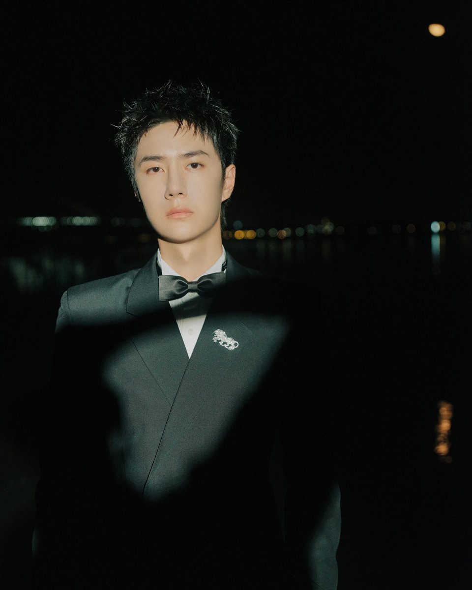 YiboMx's tweet photo. 04.11.23 YIBO-OFFICIAL weibo: 

(1/2) El actor Wang Yibo en la 36ª ceremonia de clausura de los premios Golden Rooster 

MOVIE STAR WANG YIBO 
#WangYibo_GoldenRoosterAwards 
#WangYibo #王一博
https://t.co/3vxuiCYIri