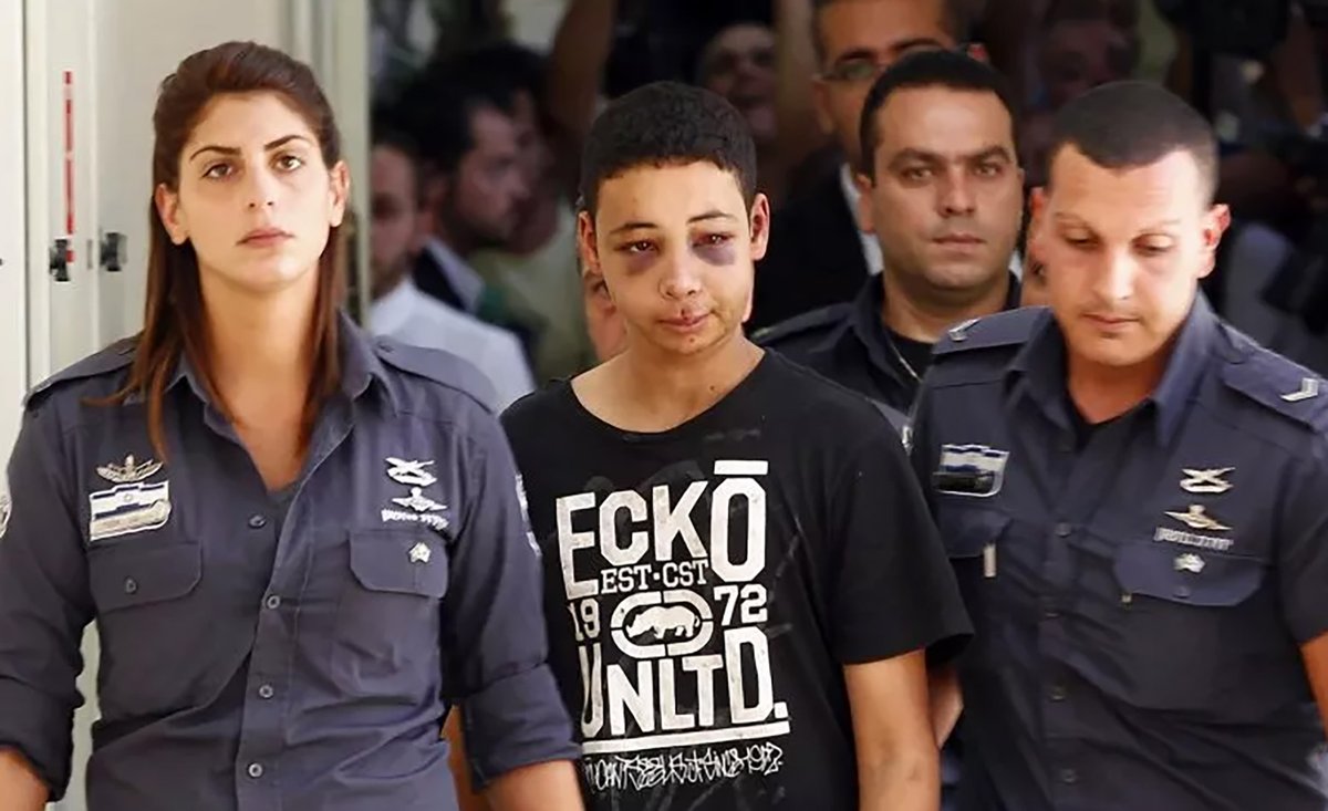 DaniMayakovski's tweet image. Tarek Abu Khadir, un niño palestino de 15 años, que fue brutalmente torturado por la policia sionista que se vió obligado a sacarlo de su celda porque era estadounidense y tuvo que llevarlo a juicio con la cara morada. (2014)

El niño fue apalizado en su detención hasta el punto…