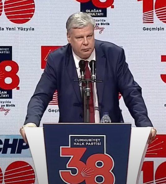 CHP Genel Başkan Adayı Örsan Öymen:

39 Milletvekilini oyu %1-2'yi geçmeyen partilere hediye ettik. Anayasa değişikliğinde AKP ile işbirliği yaparlarsa sorumlusu kim olacak?