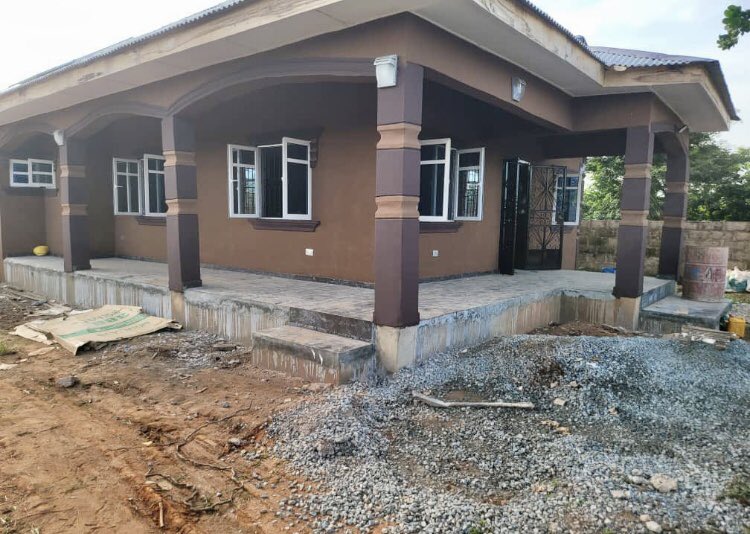 firstladyship's tweet photo. Rufai Oseni has opened the Oseni Centre For Learning. It’s a Library &amp; a Development Center for the next generation. This is brilliant, his own little social responsibility. Rufai is bringing back the reading culture in Nigeria, &amp; training teachers as well.

THIS IS FANTASTIC! 👏 https://t.co/RSDNVsAcsU