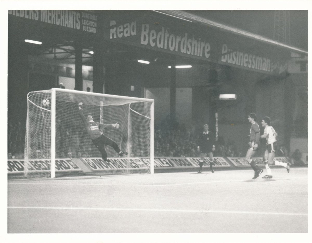 Brian Stein beats Bruce Grobbelaar with a free kick during @LutonTown 3-0 win against Liverpool in an FA Cup 3rd Round Second Replay on the Kenilworth Road artificial pitch in January 1987.