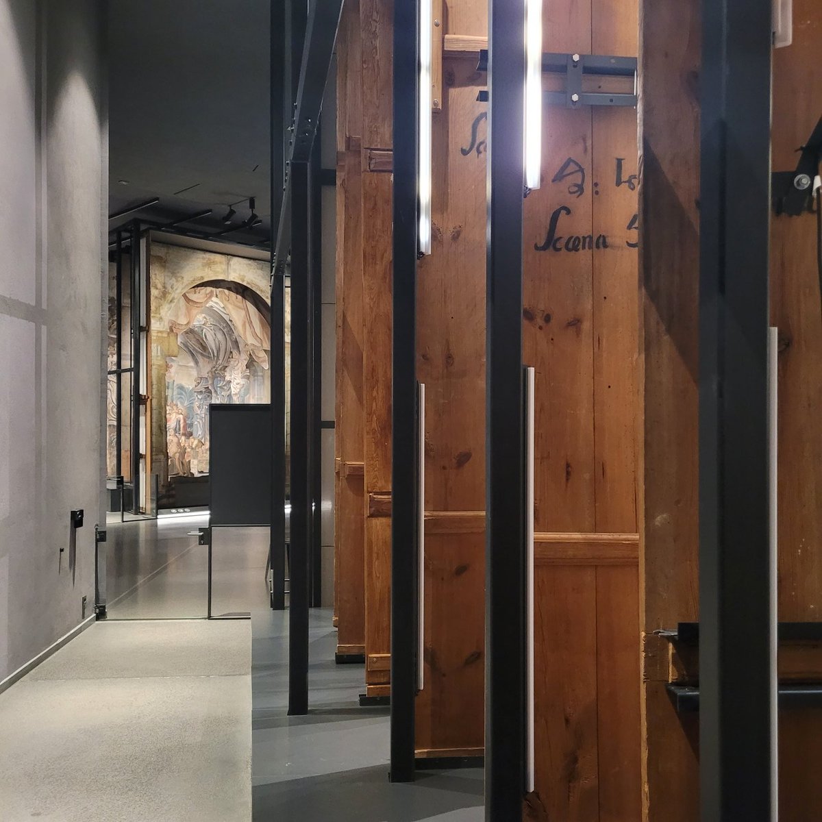 Ein #Blick hinter die Kulissen im Himmlischen Theater in #Neuzelle. Die Herbsttagung der #Niederlausitzer #Gesellschaft ist heute zu Gast im #Kloster Neuzelle. Interessante Impulse und Führungen gibt es von Frau Mechthild-Minor (#BLDAM), Pater Alberich und Herrn Thiede.