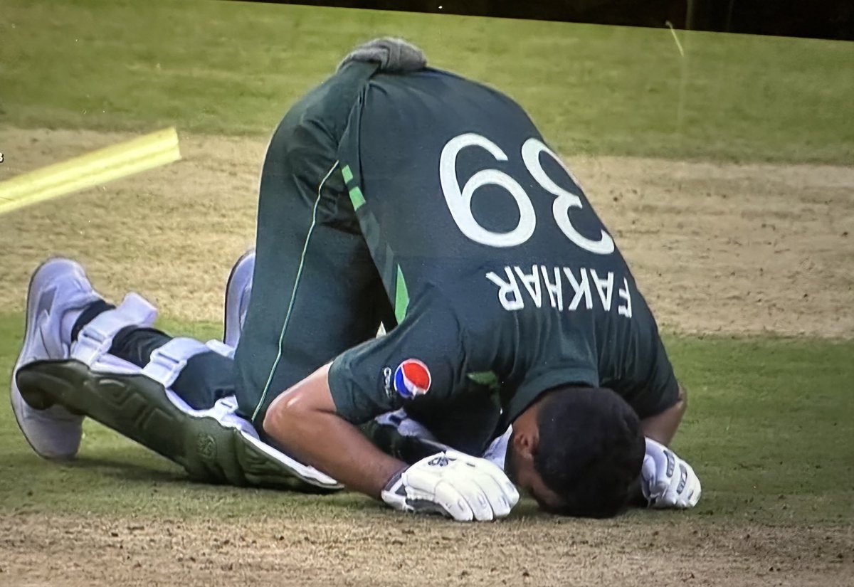 crickide2022's tweet photo. One word for Fakhar Zaman 🇵🇰
Indian 🇮🇳and Pakistani fans 🇵🇰?

#PakvsNz #Rain #Babar #Bengaluru https://t.co/fl2ZcfkrWU