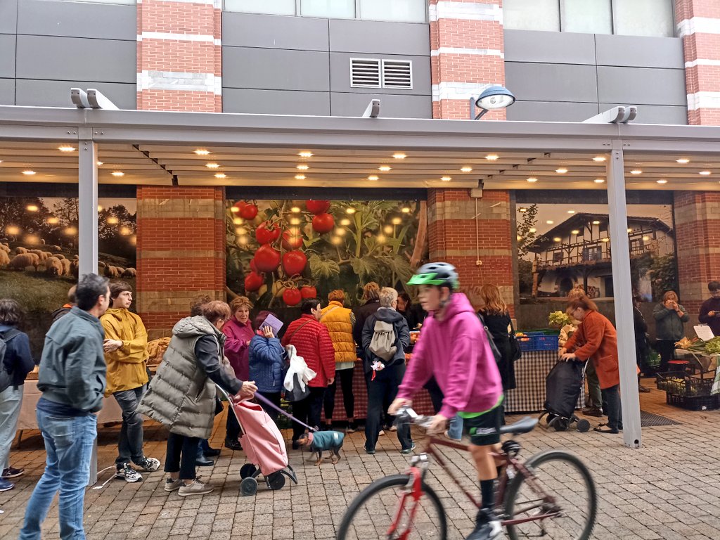 AizpeaOM's tweet image. Landa-inguruaren eta gure elikaduraren eta osasunaren zaintzaile diren tokiko ekoizleek toki hobea merezi zuten. 

Eta, #ErrenteriakoMerkatua|k eta baserritarren azokak elkar hartuta, elkar osagarritzeko eta indartzeko egin duten urratsa @HerriBizia|rentzako oso garrantzitsua.