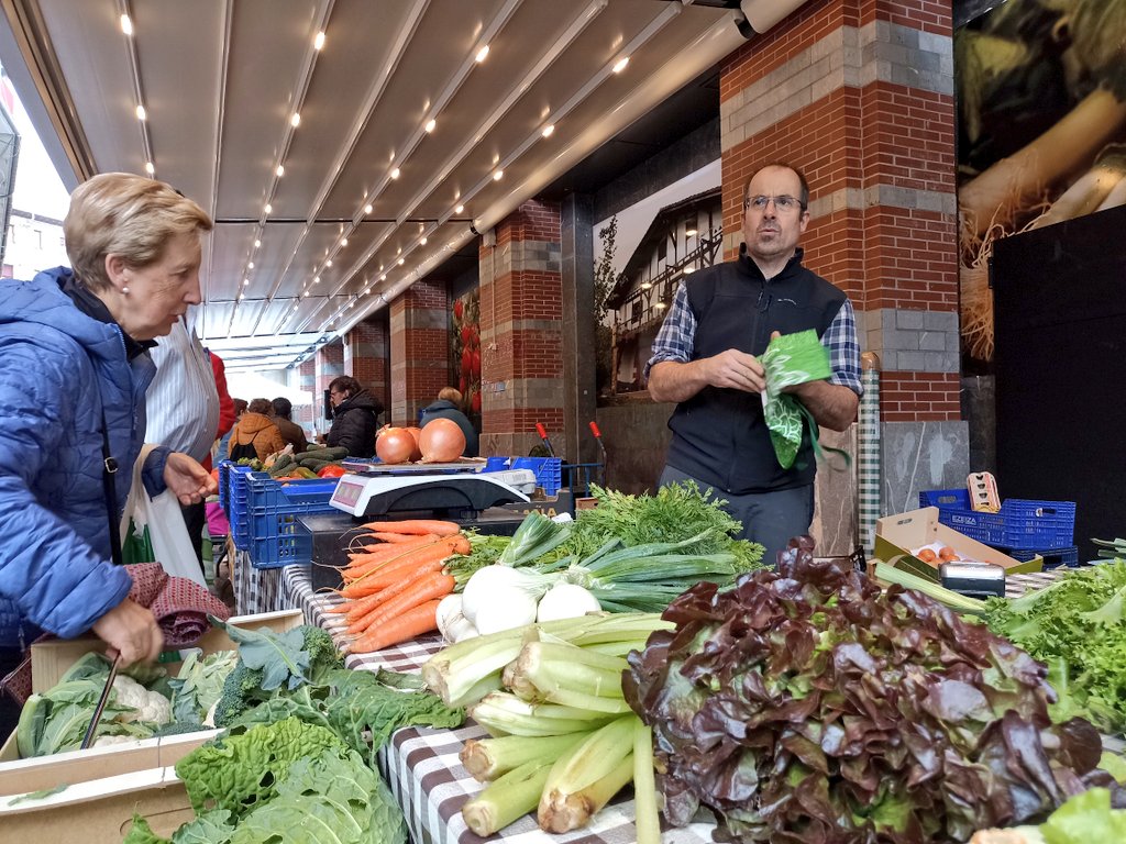 AizpeaOM's tweet image. Landa-inguruaren eta gure elikaduraren eta osasunaren zaintzaile diren tokiko ekoizleek toki hobea merezi zuten. 

Eta, #ErrenteriakoMerkatua|k eta baserritarren azokak elkar hartuta, elkar osagarritzeko eta indartzeko egin duten urratsa @HerriBizia|rentzako oso garrantzitsua.