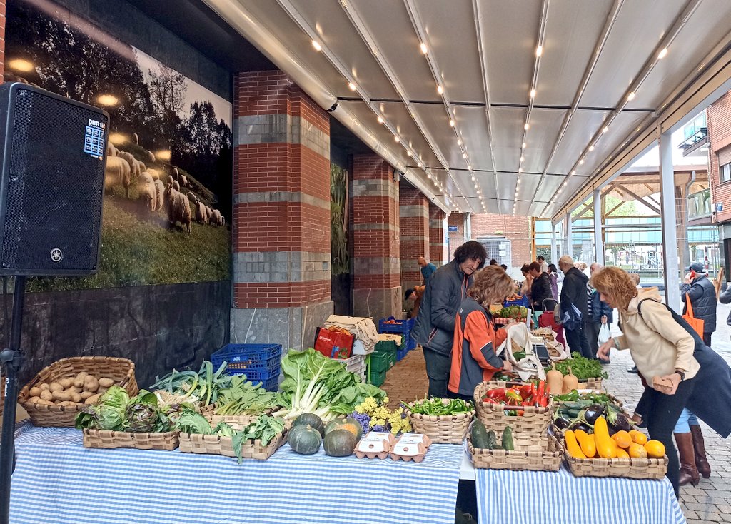 AizpeaOM's tweet image. Landa-inguruaren eta gure elikaduraren eta osasunaren zaintzaile diren tokiko ekoizleek toki hobea merezi zuten. 

Eta, #ErrenteriakoMerkatua|k eta baserritarren azokak elkar hartuta, elkar osagarritzeko eta indartzeko egin duten urratsa @HerriBizia|rentzako oso garrantzitsua.