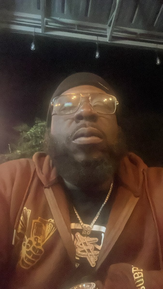 Donald28589211's tweet photo. Just minding my business per usual https://t.co/ho5zqe32lI