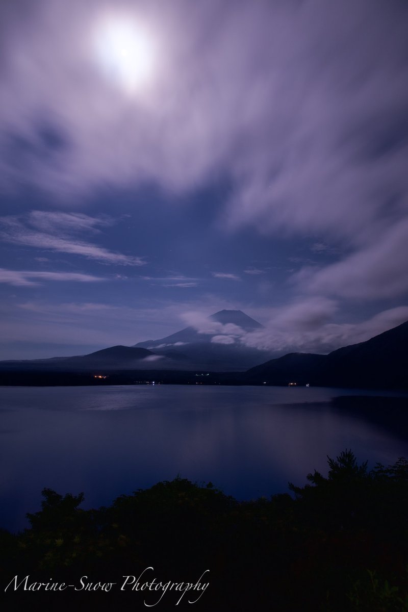 少し前の満月期、月に手を伸ばしたかの様な富士山の光景が撮れましたヽ(´▽｀)/✨

#Nikon #D500
#ふぉと #Photography
#額装のない写真展 
#私とニコンで見た世界
#富士山 #月 #本栖湖