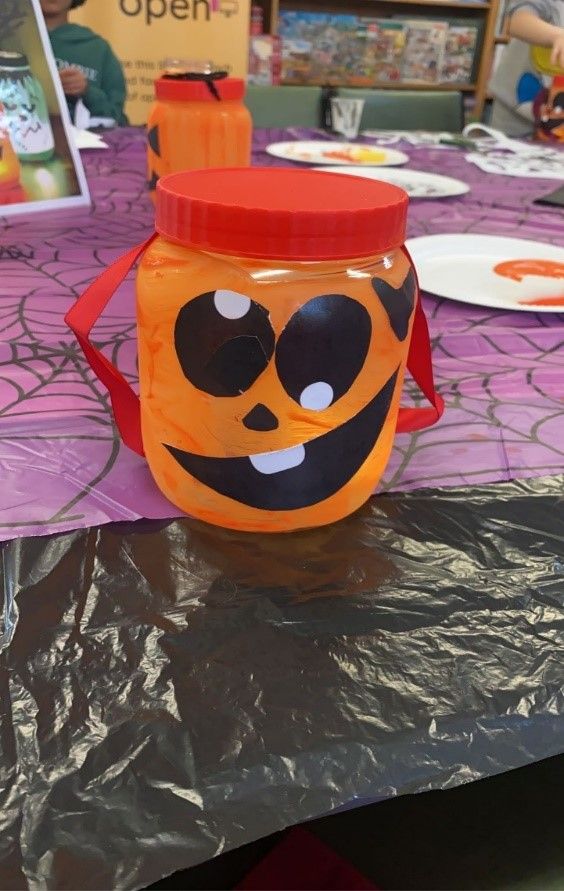 RochdaleLibrary's tweet photo. We had a great time at Spotland Library this week making our spooky Halloween lanterns. Take a look at some of the amazing creations the children made! 

#rochdalelibraries #rochdale #spotland #spotlandlibrary #librariesdothat #artatthelibrary #artinthelibrary #halloween https://t.co/whTCHQm61y