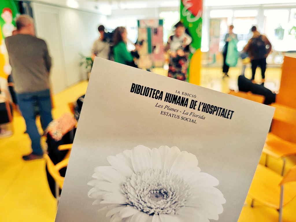 1a edició de Biblioteca Humana a #LHospitalet a la Biblioteca del barri La Florida. Compartir vivències d'un llibre humà que respira, et mira i transmet emocions configura una gran experiència sensitiva, humana i entenedora al lector. bibliotecahumanalh.com #bibliotecahumanalh