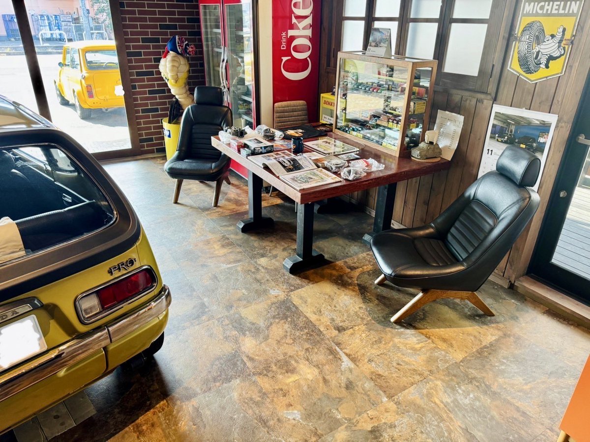 DENMOTORS1's tweet photo. 素敵なカフェで展示していただいています。

GT chairs at a nice cafe☕️

#ガレージカフェミケ　#瀬戸市
#ノスタルジックヒーロー #木工のデン #GTチェアー #日産 #フェアレディZ #S30 #2000GT #スカイライン #GTR #NISSAN #FAIRLADYZ #Z #タイヤコーヒーテーブル https://t.co/RQZZwnCcog