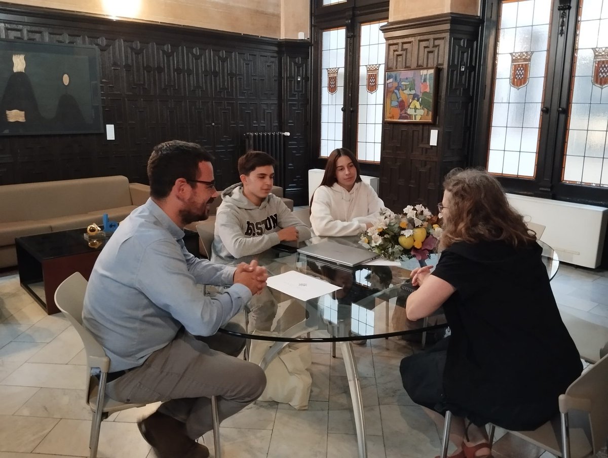 QueraltVilaV's tweet photo. Aquesta setmana ens hem reunit amb dos alumnes de secundària que volen revifar el consell de joves de la ciutat, una iniciativa que valorem molt i que acompanyem. Tenen insta: @consell.joves.girona
I busquen més alumnes de 3r i 4t d'ESO que vulguin participar-hi! Animeu-vos-hi! https://t.co/GRyFVaaCXz
