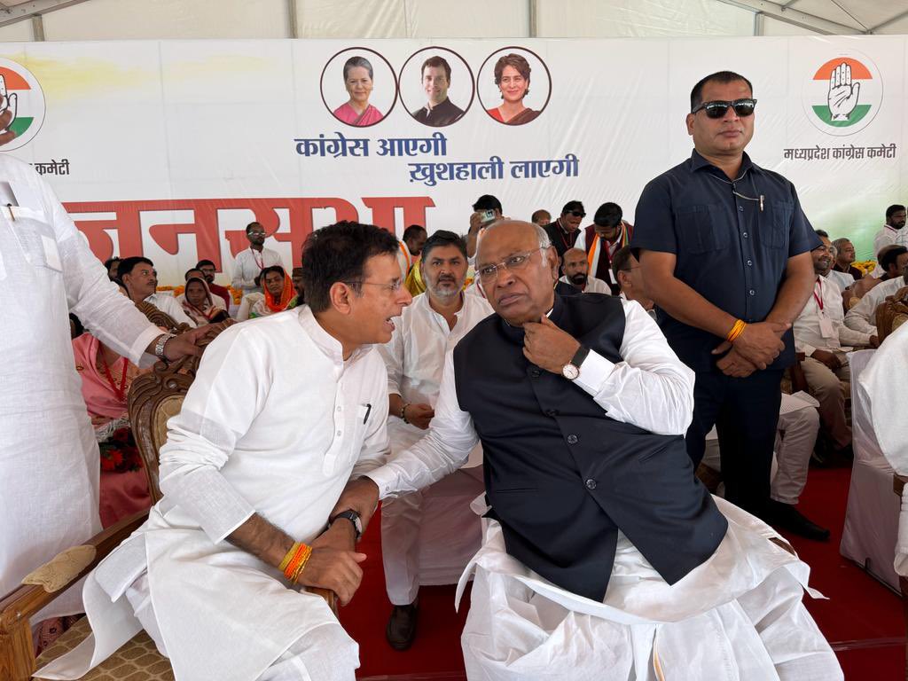 rssurjewala's tweet photo. मध्य प्रदेश में डिंडौरी जिले के शहपुरा की धरती पर आज़ कांग्रेस अध्यक्ष @kharge जी ने..

भाजपा के साढ़े 18 साल के पापों का अंत करने के संकल्प से उमड़े जोश और आक्रोश भरे जनसैलाब को संबोधित किया।

ये धरती-पुत्र आदिवासियों, दलितों, किसानों, नौजवानों, पिछड़ों और गरीबों का..

अधिकार छीनने वाली, तिरस्कार करने वाली और अत्याचार की हदें पार करने वाली..

मध्य के लिए अभिशाप बनी- केवल झूठ, धोखे और भ्रष्���्राचार से भरी..

जनविरोधी भाजपा और शिवराज सरकार के विदाई का वक्त है !

मध्य प्रदेश में हर तरफ़ परिवर्तन की बयार है,
खुशहाली लेकर आ रही कांग्रेस की सरकार है।।