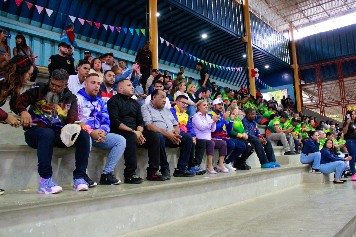 gladysrequena's tweet photo. Muy emotivo el acto de inauguración de los juegos laborales "Copa Navidad El Esequibo es de Venezuela". Contó con la participación de 54 instituciones nacionales y municipales, auspiciados por el Gobierno de Caracas (GDC). https://t.co/OtgSl3pEJ4