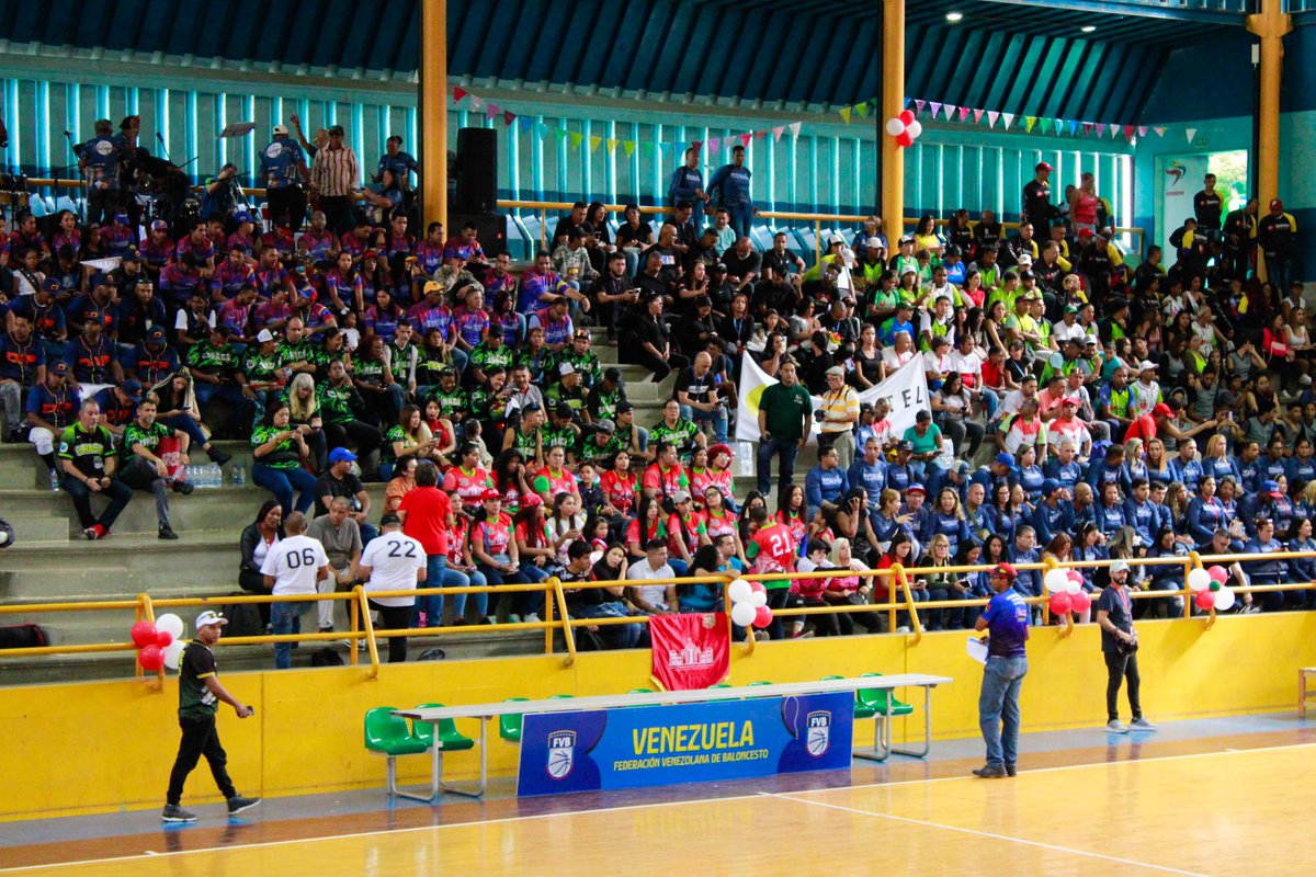 gladysrequena's tweet photo. En el gimnasio cubierto en "El Poliedrito", se sintió una fuerza laboral amante del deporte pero sobre todo se percibe que será un compartir para el disfrute entre quienes desde el latir del corazón de cada una de las instituciones tributará a la felicidad y a la vida saludable https://t.co/doeDoFXLSC