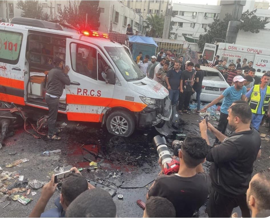 🔴 #Gaza 

Un nostro medico che opera all’ospedale di Al Shifa è stato testimone dell’attacco contro un’ambulanza fuori la struttura sanitaria: "Corpi insanguinati ovunque"