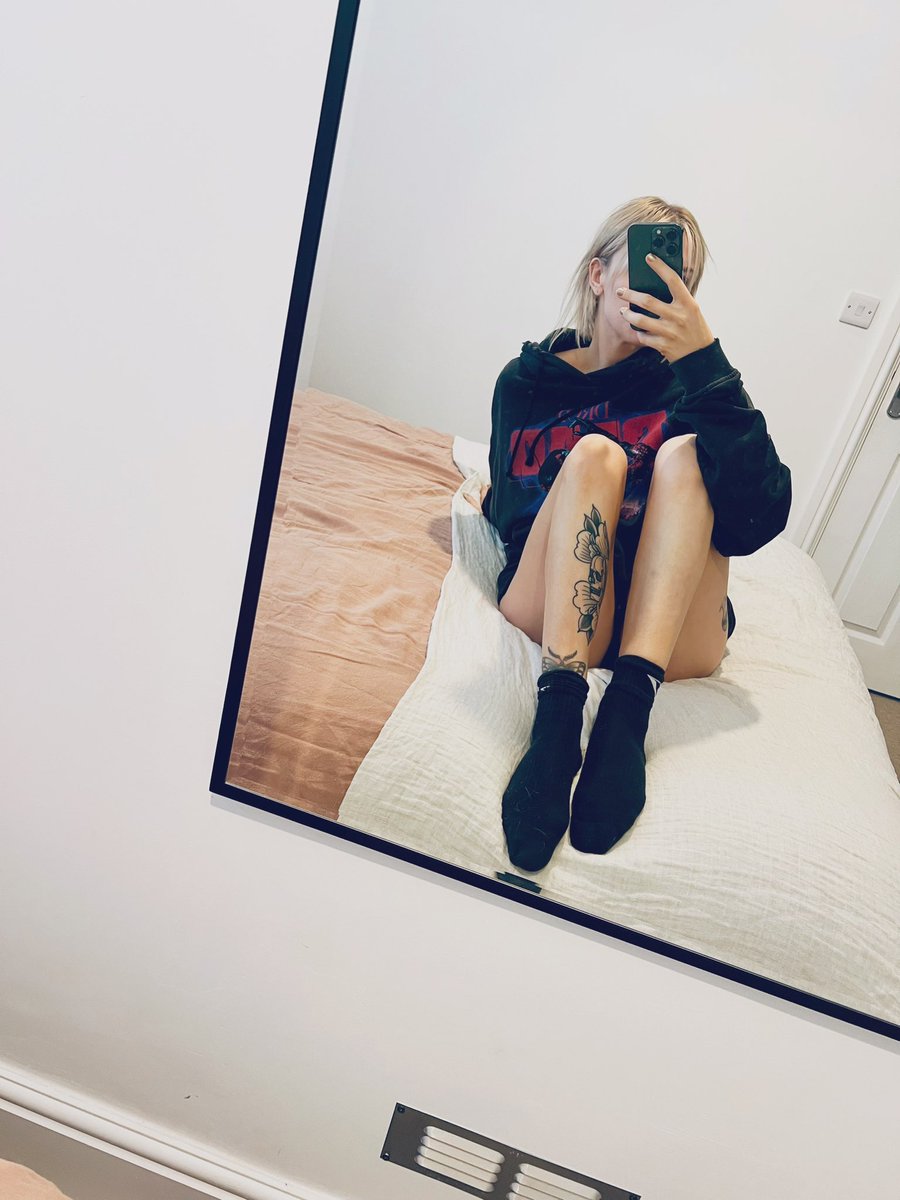 Goddess_Fizz's tweet photo. Lazy rainy Saturdays in, what’s everyone’s weekend plans? #feet #feetcontent #feet_pic #feet_lover #onlyfans #onlyfans_girl #feetfinder #feetpicsforsales https://t.co/gowG8yLKfV