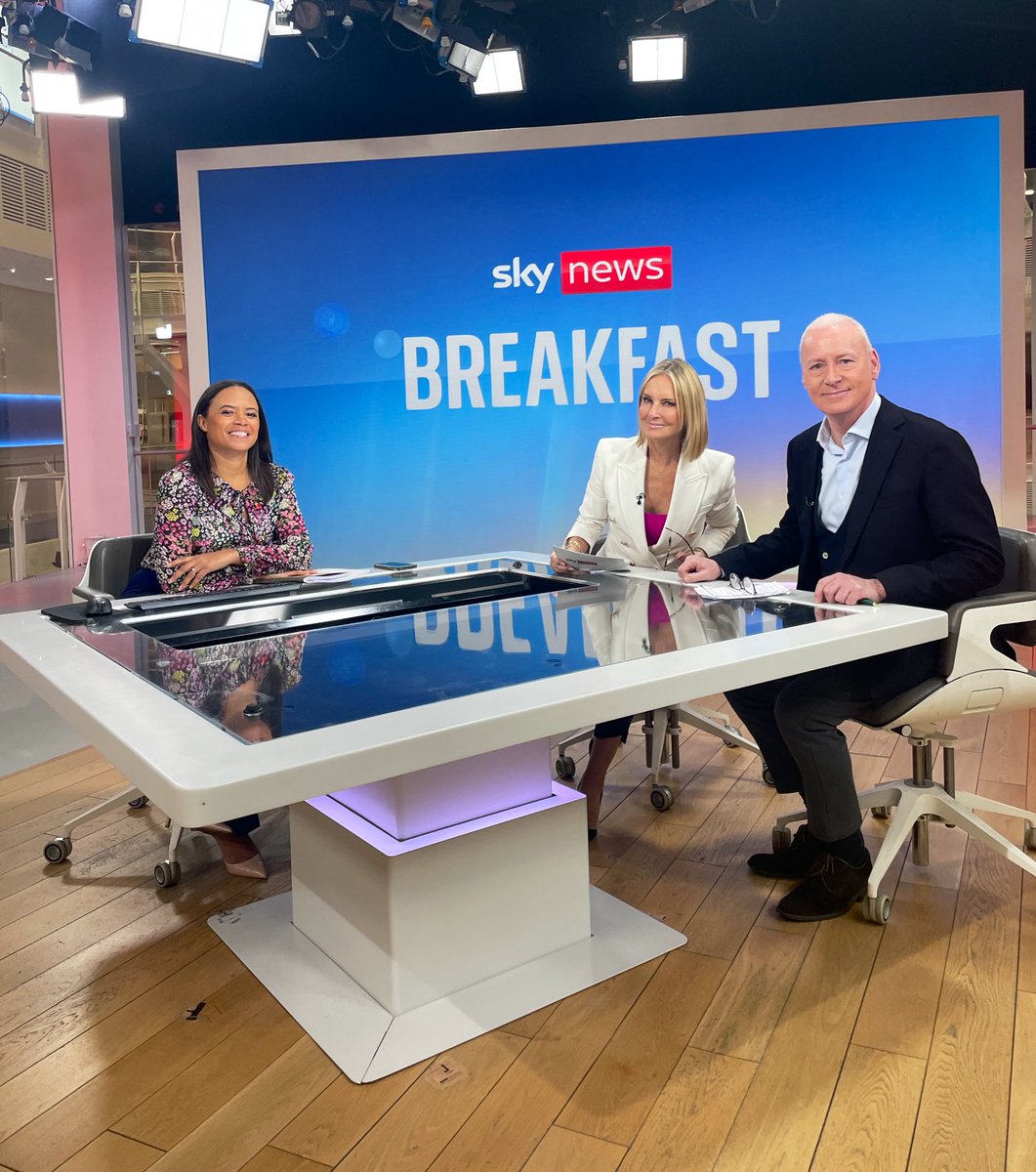 Thanks for coming in to @SkyNews @JimWhite good luck with the book 📚 it was great to see you my friend 😀 - @LeahBoleto Sky News Breakfast #TransferDeadlineDay Saturday chat