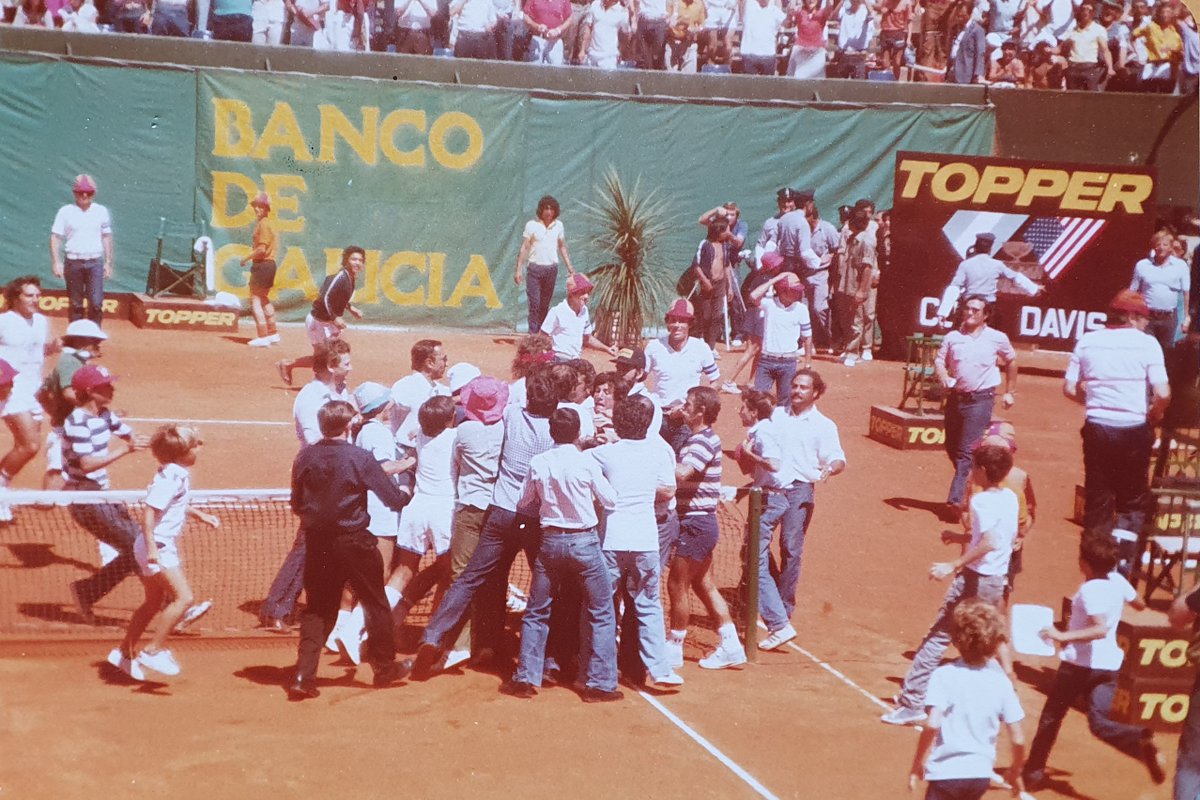 Marzo 1980. @CopaDavis ARG-EE. UU. en el @buenosairesLTC: final del partido que @GuilleVilasOK le ganó a John #McEnroe (Nº 1) por 6-2 4-6 6-3 2-6 6-4. En esos años la invasión del público en la cancha era habitual. Se alcanza a ver la cabellera de Mac. ✍️ EP|Press 📷 #ArchivoGV