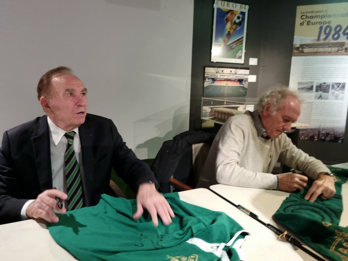 LionelLopesQ's tweet photo. #ASSE La séance de dédicaces d'Ivan #Curkovic et Hervé #Revelli au Musée des Verts a attiré la foule à l'occasion des 90 ans de @ASSEofficiel https://t.co/tvv9rAZX8w