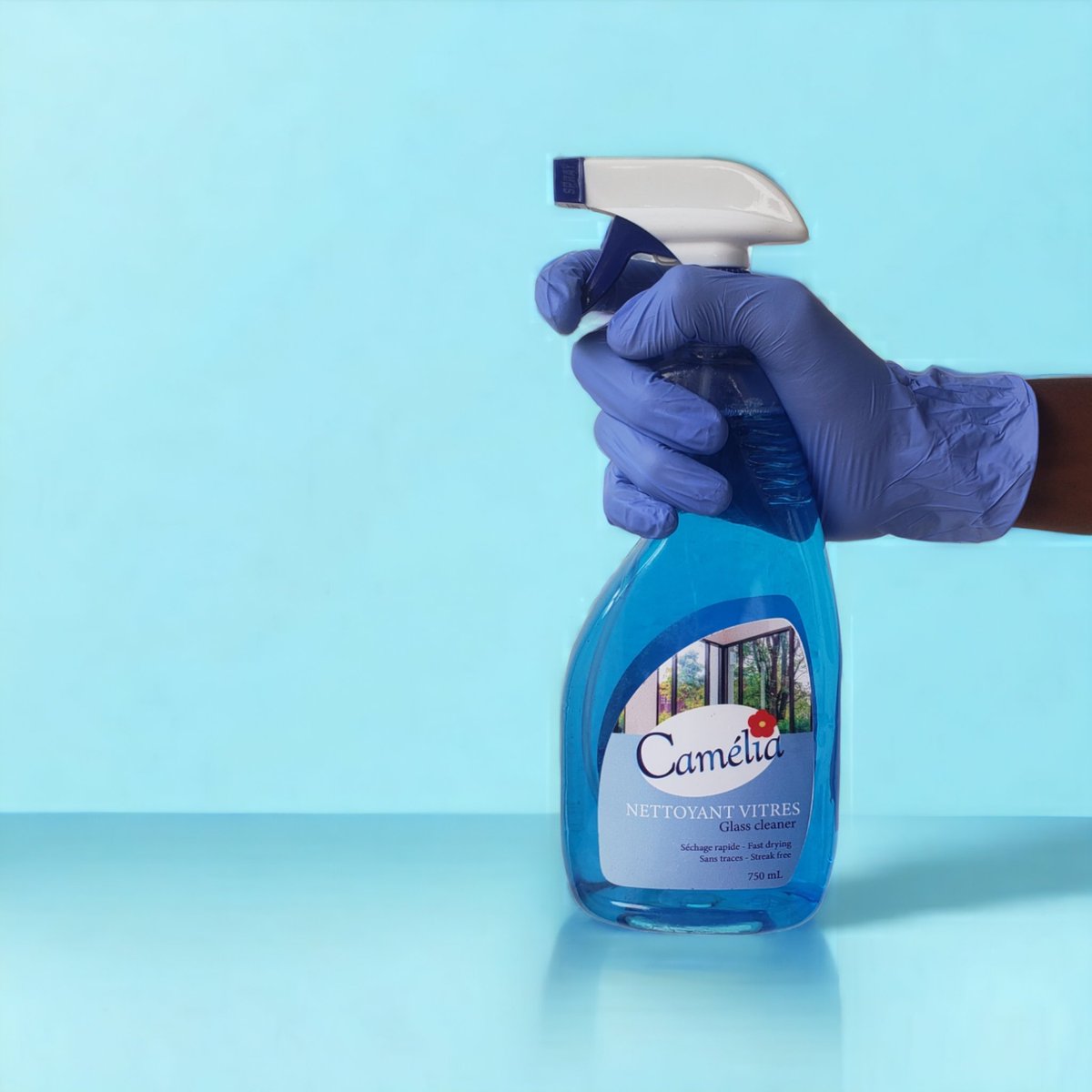 LineLevyar's tweet photo. Donnez une nouvelle vie à vos vitres 🪟 avec notre nettoyant innovant. Grâce à sa formule spéciale, il élimine les résidus, les traces de doigts et les poussières, vous offrant des vitres impeccables🌟.
#camélia #vitres #linelevyar #Cameroun https://t.co/A1OnFyWQjW