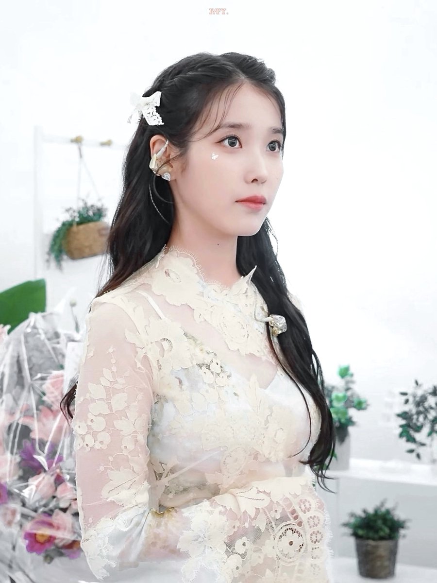_R0THY's tweet photo. 그대의 존재는 날 꿈꾸게 해💭

#아이유 #IU #IUN1VER5E https://t.co/HcSeKvCszD